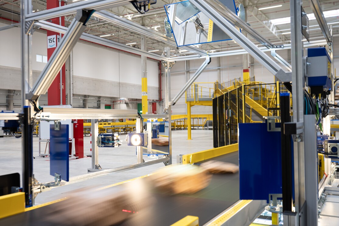 Pakete auf einem Laufband in einem Amazon Verteilzentrum.