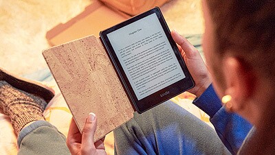 俯视的女人拿着一个亚马逊的Kindle。