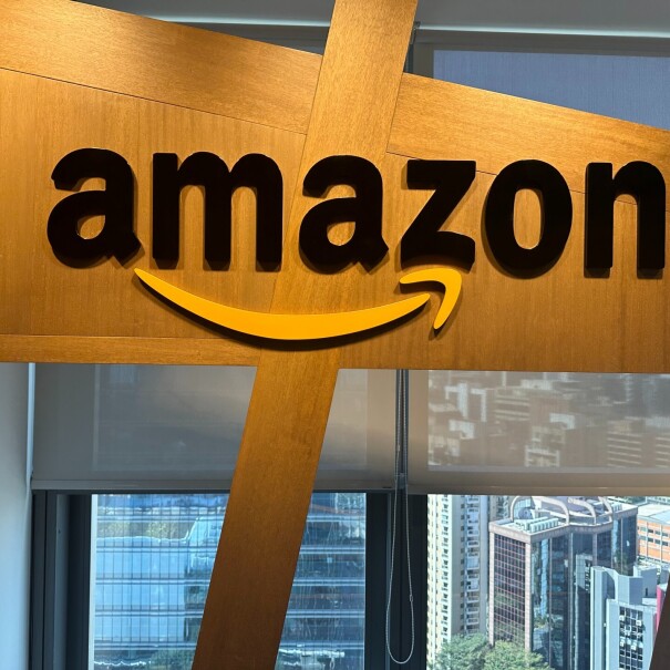 Letreiro da Amazon na recepção do escritório em São Paulo