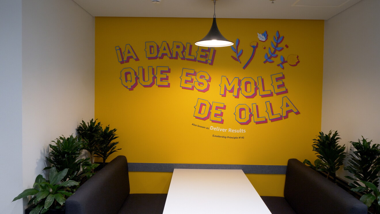 En la pared de la oficina corporativa de Amazon en México hay una pared amarilla con el texto ¡A darle! que es mole de olla. 
