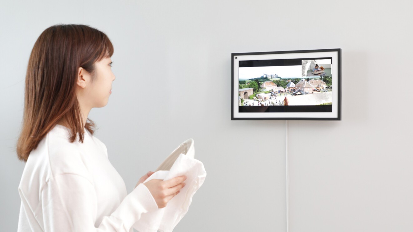 Echo Show 15の画面の隅に子ども部屋の様子が映り、家事をしたり動画を見ながら見守っている写真。