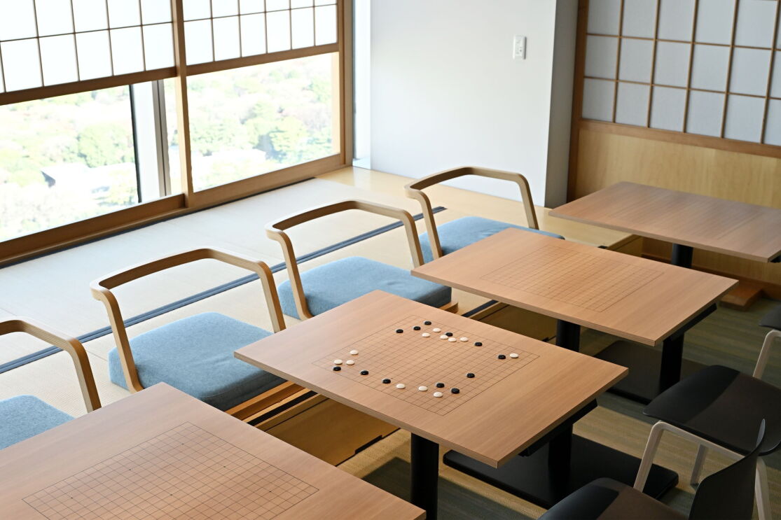 碁盤になっている二人掛けのテーブルにご獅子が並べられている。その後ろに畳と障子のスペースがある