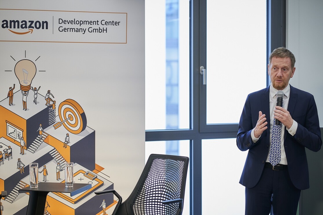 Ministerpräsident Michael Kretschmer bei seinem Grußwort zum Jubiläum von 10 Jahren Amazon in Dresden.