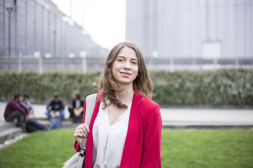 Beatrice Occhiena, sorridente, nel centro di Torino