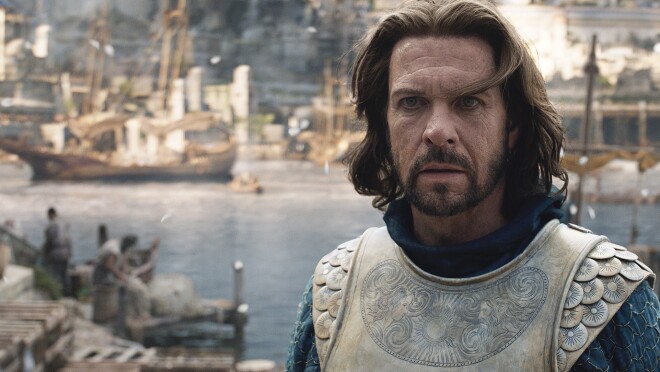 当Elendil从海边走出来时,他凝视着远处的镜头。