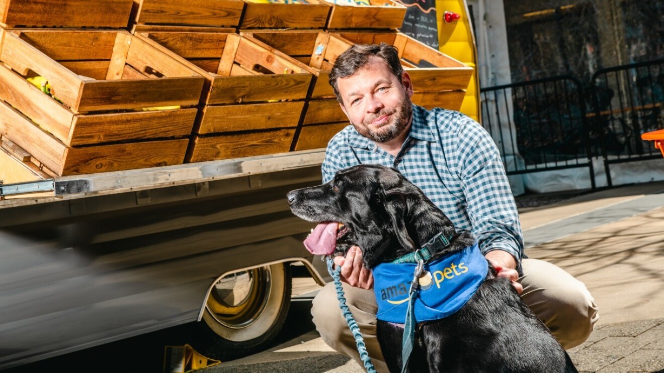 克里斯和赛迪在亚马逊总部的香蕉摊旁闲逛。