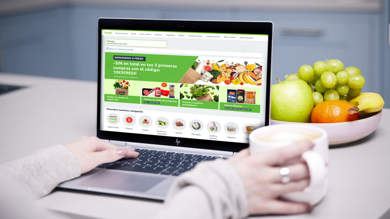 Foto de una persona haciendo un pedido de Amazon Fresh. 