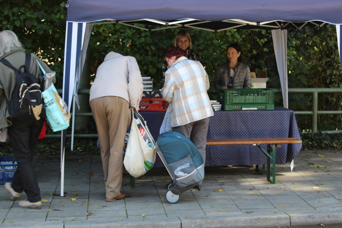 Bei der Essenaussage der Münchner Tafel werden Märchenbücher an Großeltern verteilt. 