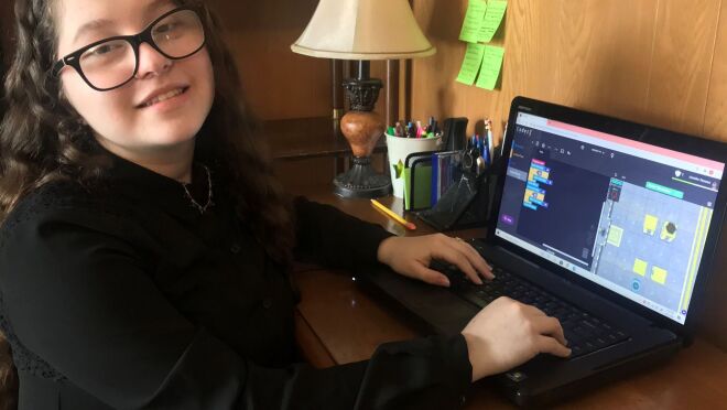 亚马逊未来工程师学生在家学习计算机科学技能。