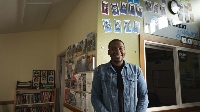 高中生在使用新的Alexa技能“保持冷静”时练习正念冥想