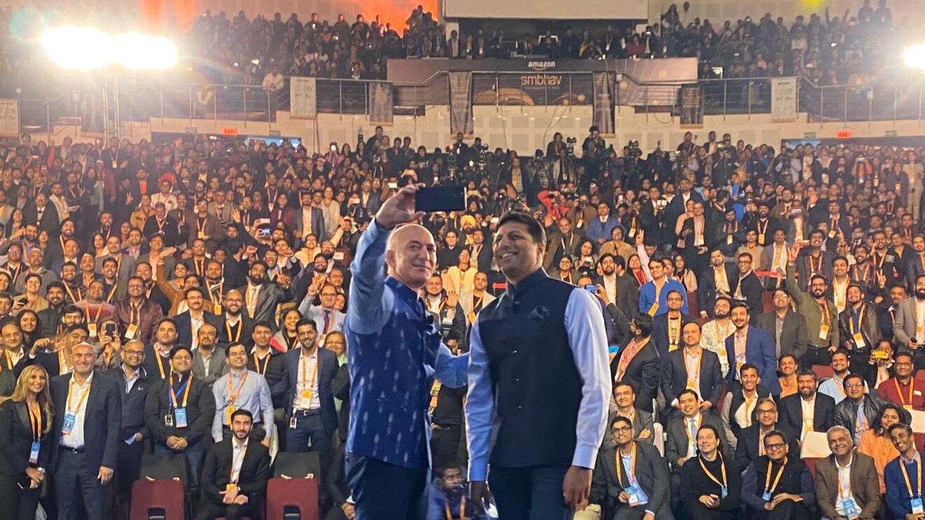 Selfie_JB visit_ Amazon India