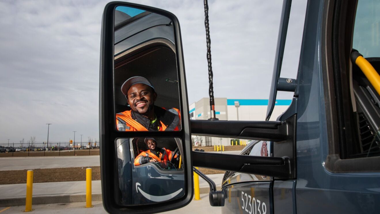 Amazon'da taşımacılık operasyonları yönetimi çalışanı olan Abel Tuyisenge'nin kamyonları sürerken ve denetlerken çekilmiş portreleri ve çevre fotoğrafları