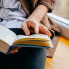 Persona leyendo un libro