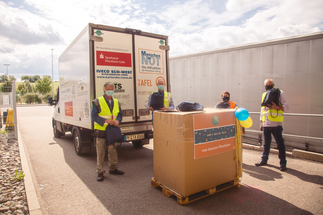 Verladen der Schulstartspenden in den Tafel-Lieferwagen.