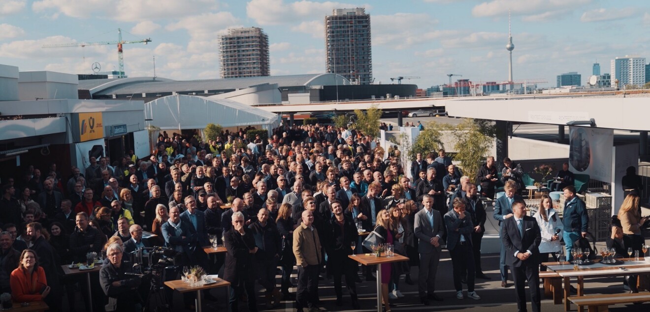 Die Gäste beim EDGE East Side Berlin Richtfest bestaunen Gebäude und Richtkrone. Ende 2023 wird das Gebäude bezugsfertig sein.