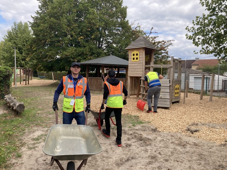 Volunteers des Amazon Verteilzentrums Völklingen unterstützen den Kindergarten St. Hedwig Stadt Völklingen tatkräftig bei der Renovierung der Außenanlagen.