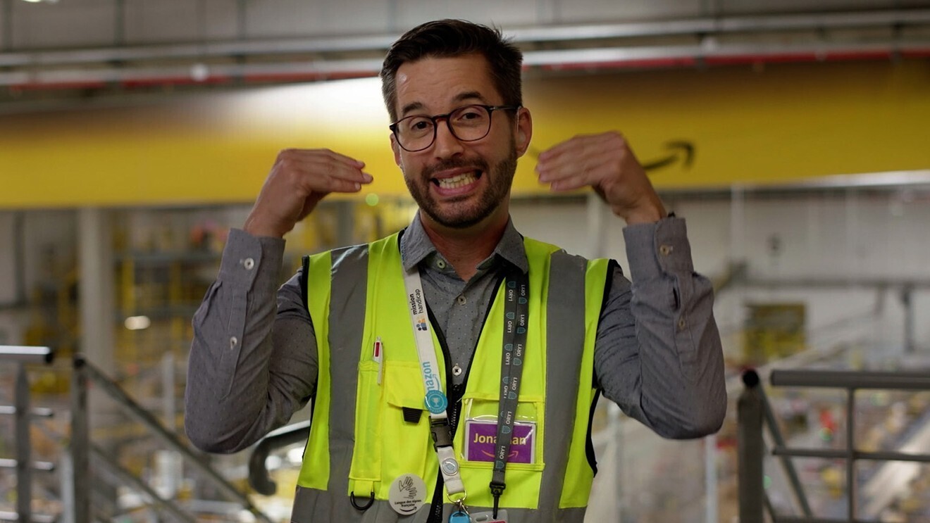 合伙人助理的照片一个运营中心,谈论亚马逊提供视频站超过200网站教员工手语。