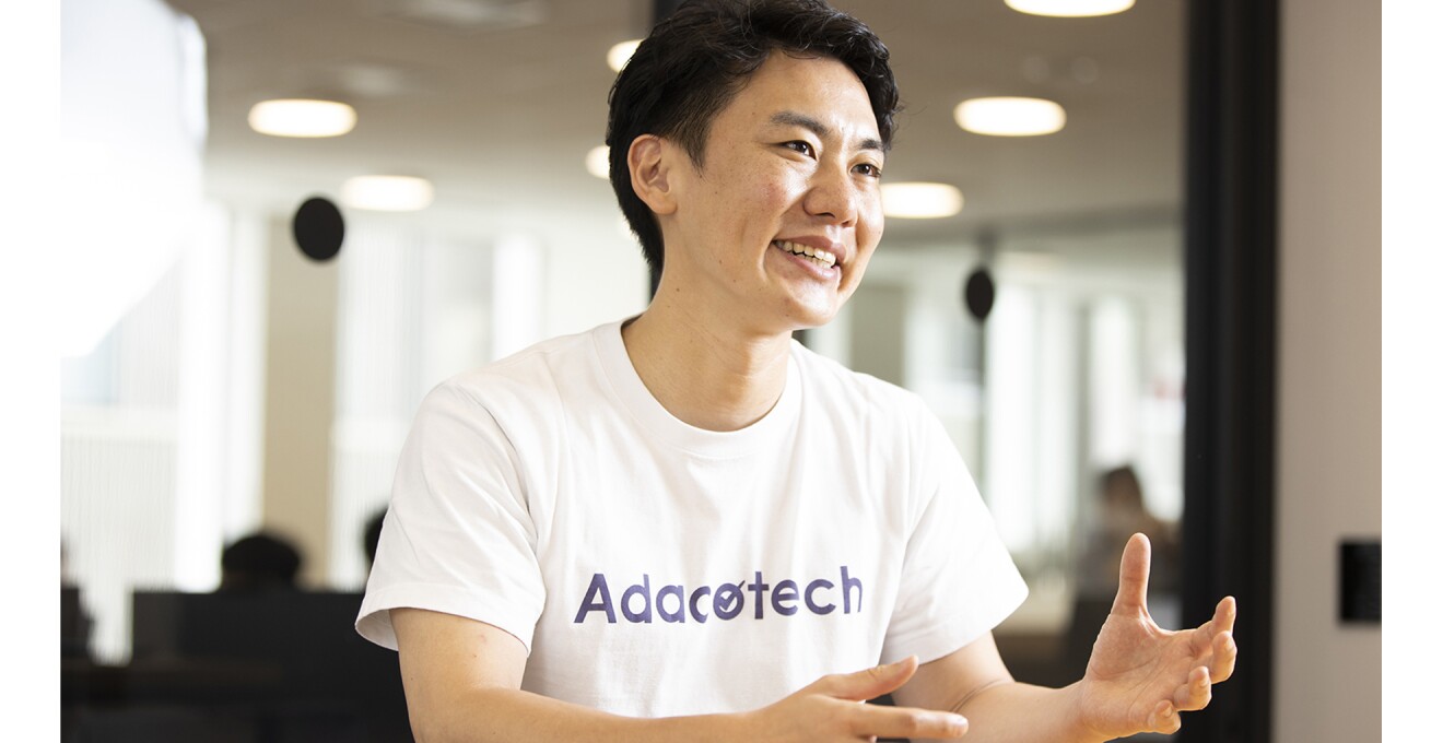 力強く語る河邑さんの写真