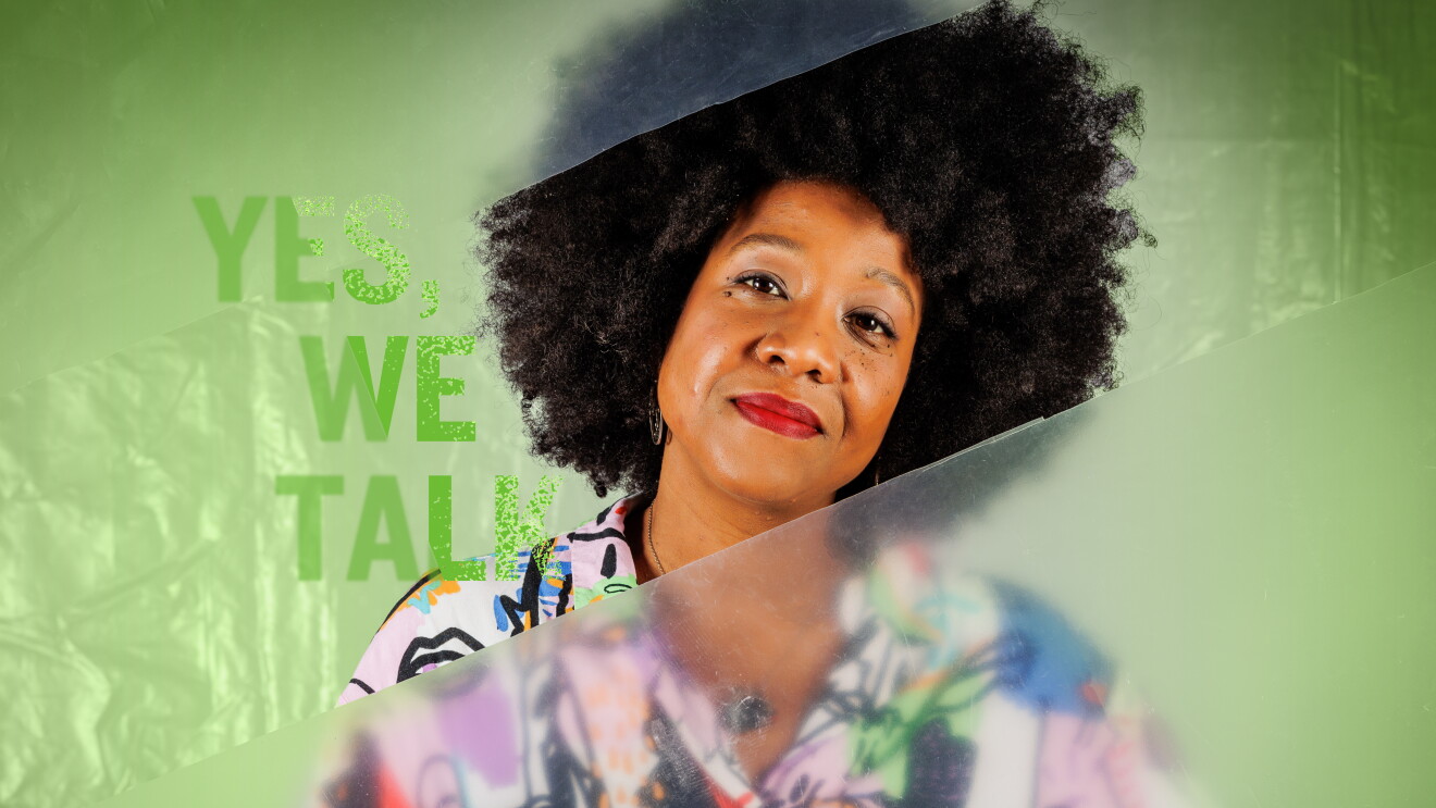 Dayan va vestida con una camisa estampada con dibujos que parecen garabatos de colores de niños. Es una persona afrodescendientes que aparece con el pelo suelto. En el lado izquierdo está el lema de la campaña Yes, we talk. La protagonista mira fíjamente a cámara. El texto es de color verde y el plástico también tiene el mismo color que se va degradando hasta convertir en blanco en el centro de la imagen. 