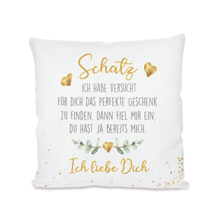 Ein weißes Kissen mit einem Liebesgedicht in schwarzer und goldener Schrift ist auf dem Bild zu sehen.