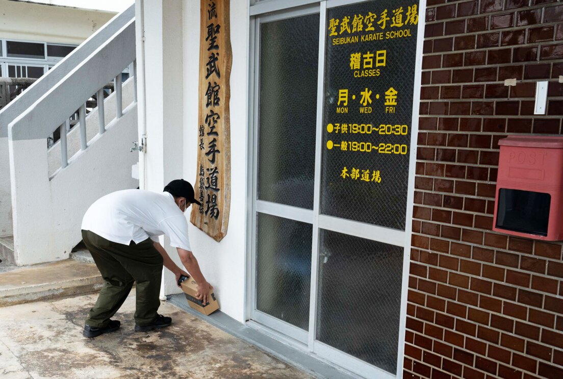 An image of a person delivering a package in Japan. 