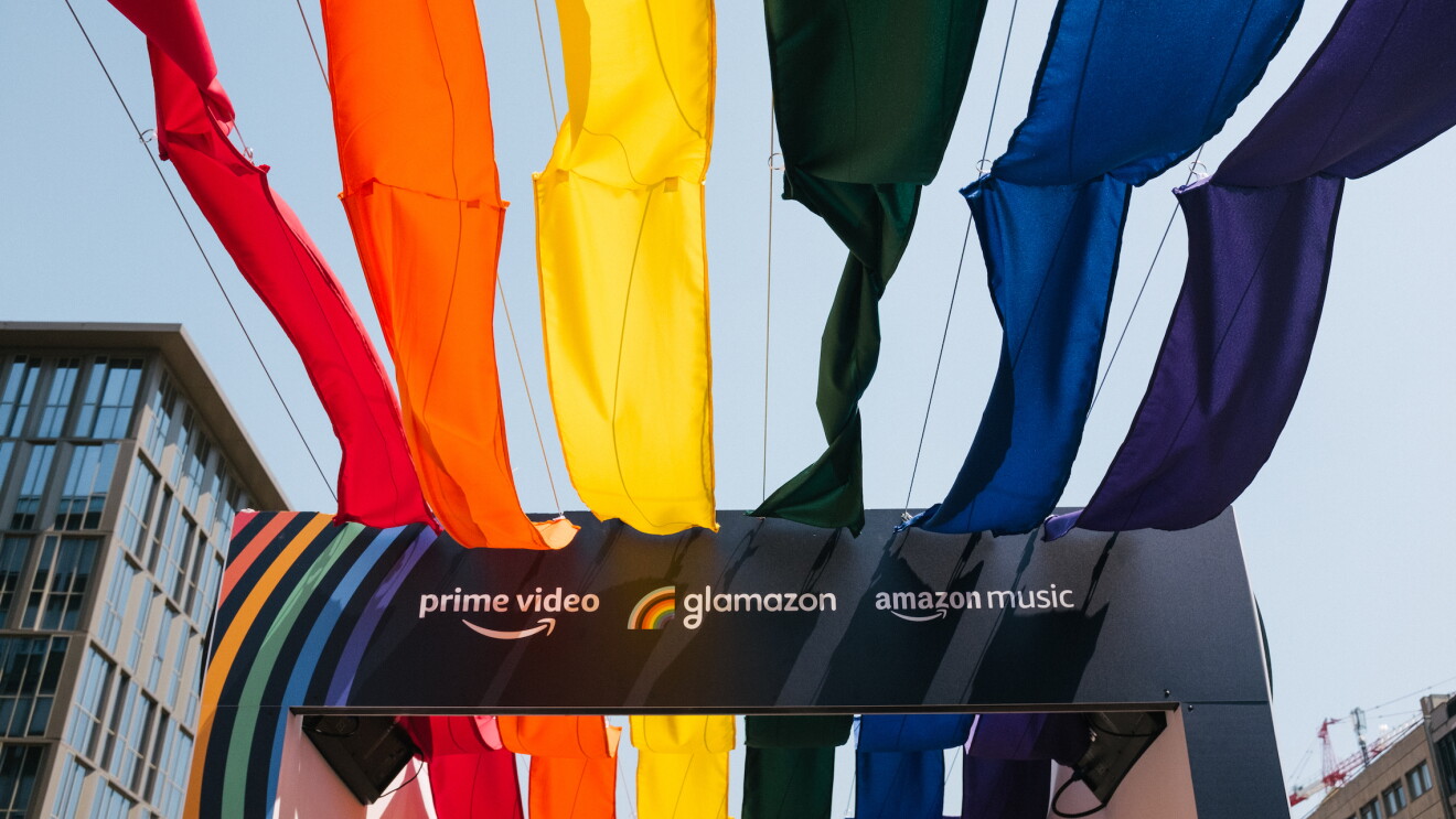 Alcune strisce colorati dei colori della bandiera del Pride sopra il carro di Glamazon, Amazon Music e Prime Video al Pride di Milano