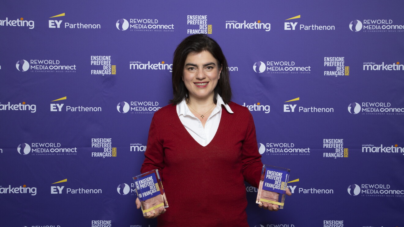 Zena Siraudin accepting the 'ENSEIGNE PRÉFÉRÉE DES FRANÇAIS 2022' awards on behalf of Amazon in France