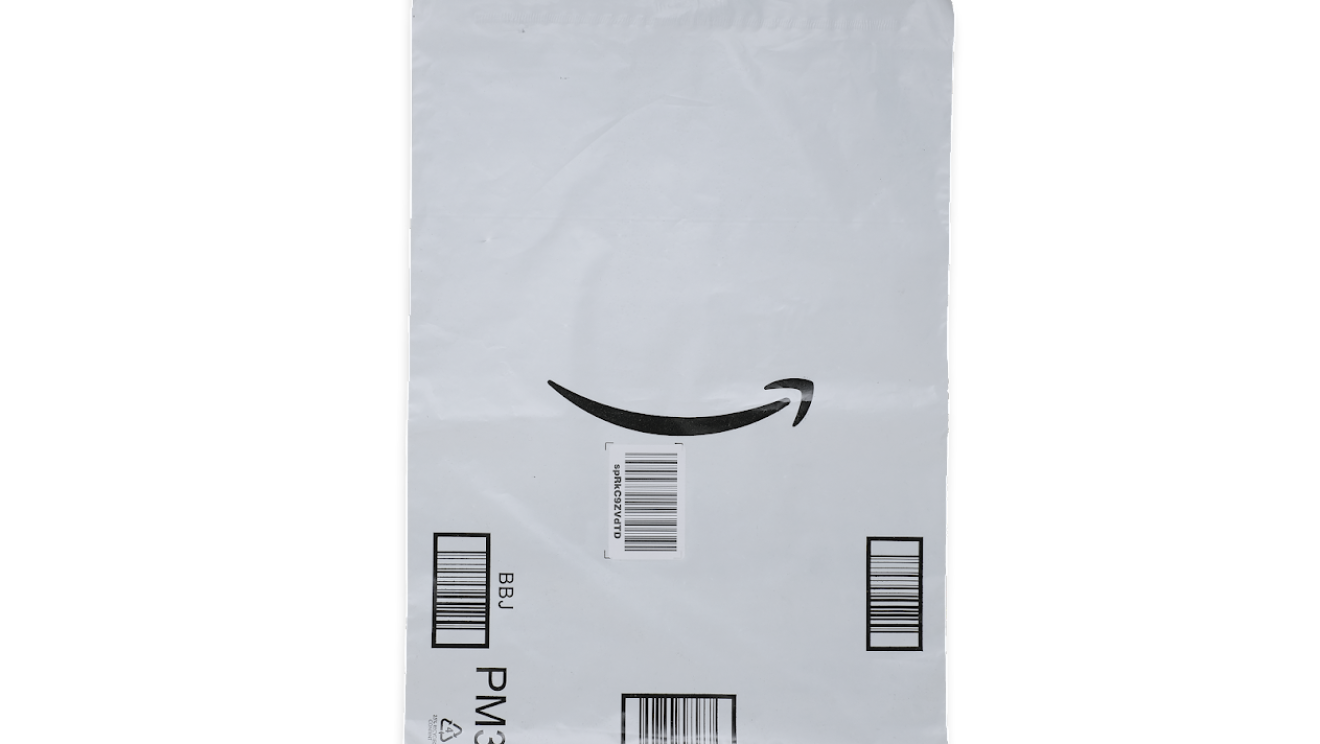 Sobre de plástico de color blanco con cuatro códigos de barra, la sonrisa de Amazon y los códigos PM3 y BBJ.