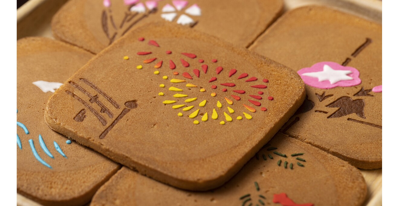 角が丸い四角い煎餅に、花火や朝顔、金魚やなでしことそれぞれに絵柄がついている。