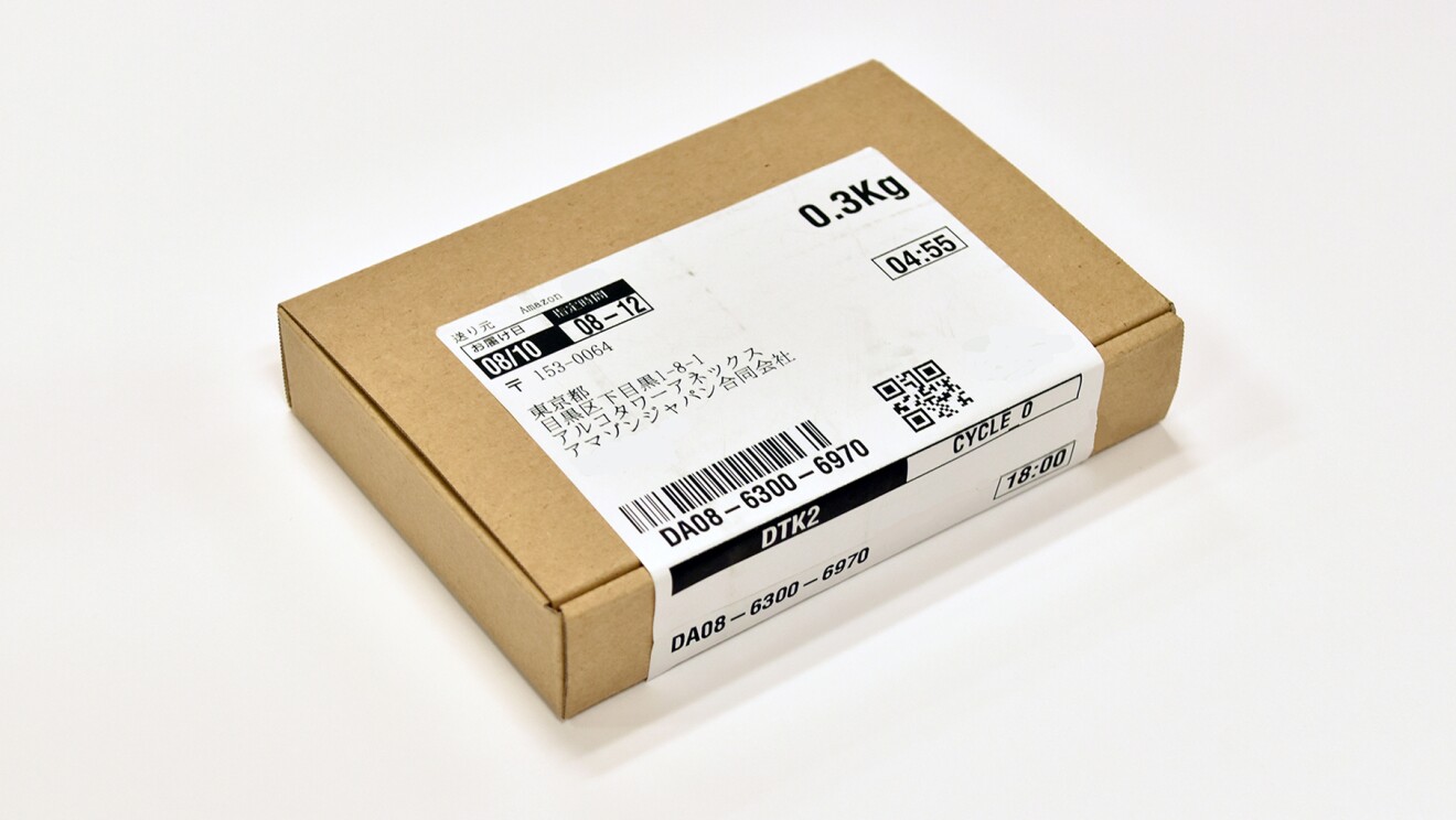 商品箱にアマゾンの配送シールが貼られている