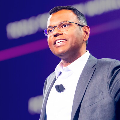 Swami Sivasubramanian, presidente da AWS, falando em um evento