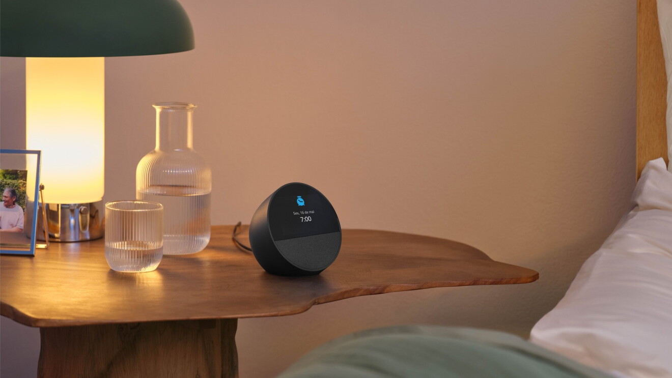 echo spot na mesa de cabeceira