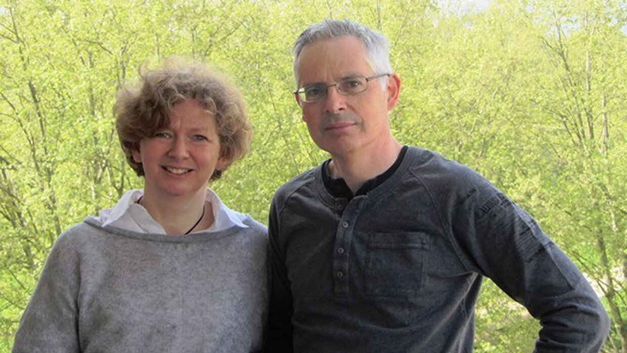 Portrait de Jacques Vandroux et son épouse en extérieur devant des arbres