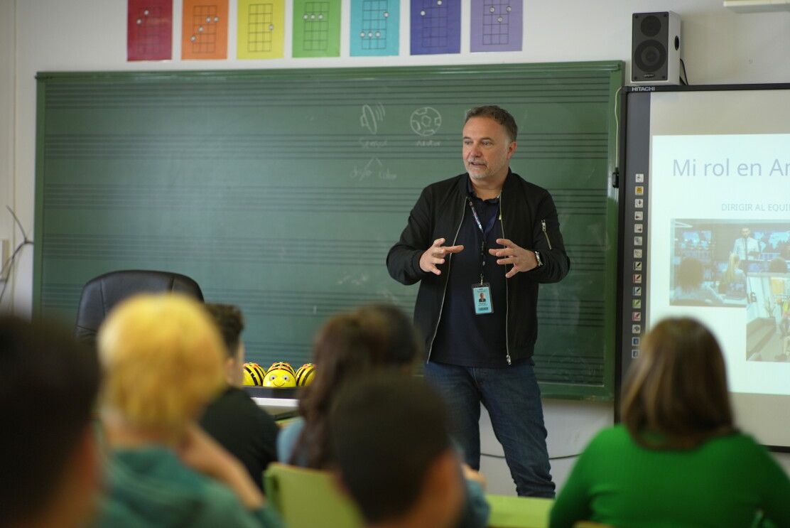 Rodrigo Martí, manager de IT de Amazon en una aula de secundaria. 