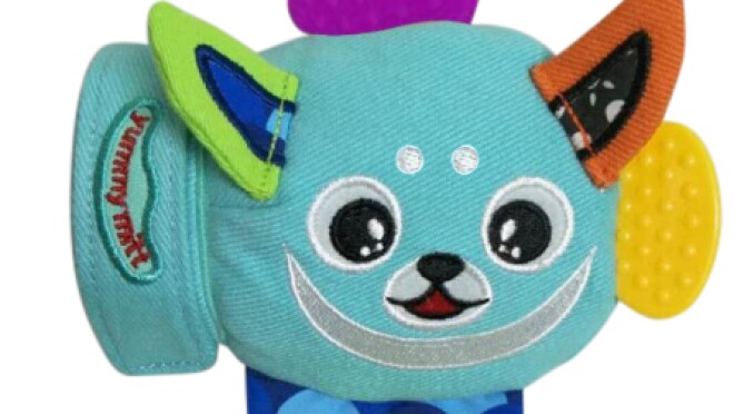 婴儿的手套,上面有各种各样的出牙玩具。“yummy手套”的字样是在手套的手腕区域。