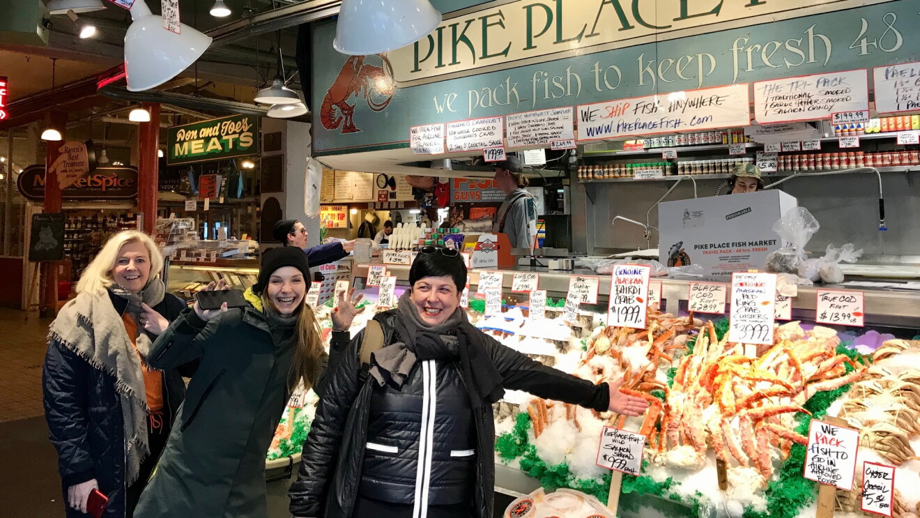 Foto von UdZ-Gewinnerinnen und ihren Coaches auf einem Markt