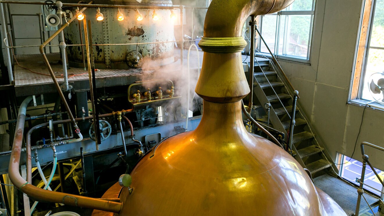 ビールを醸造する大きな窯から湯気が出ている