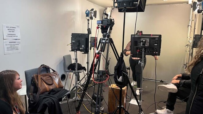 图为美国手语口译员在亚马逊音乐直播系列音乐会现场