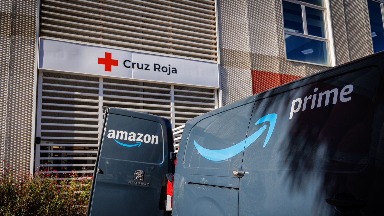 Furgoneta de Amazon llegando a Cruz Roja.