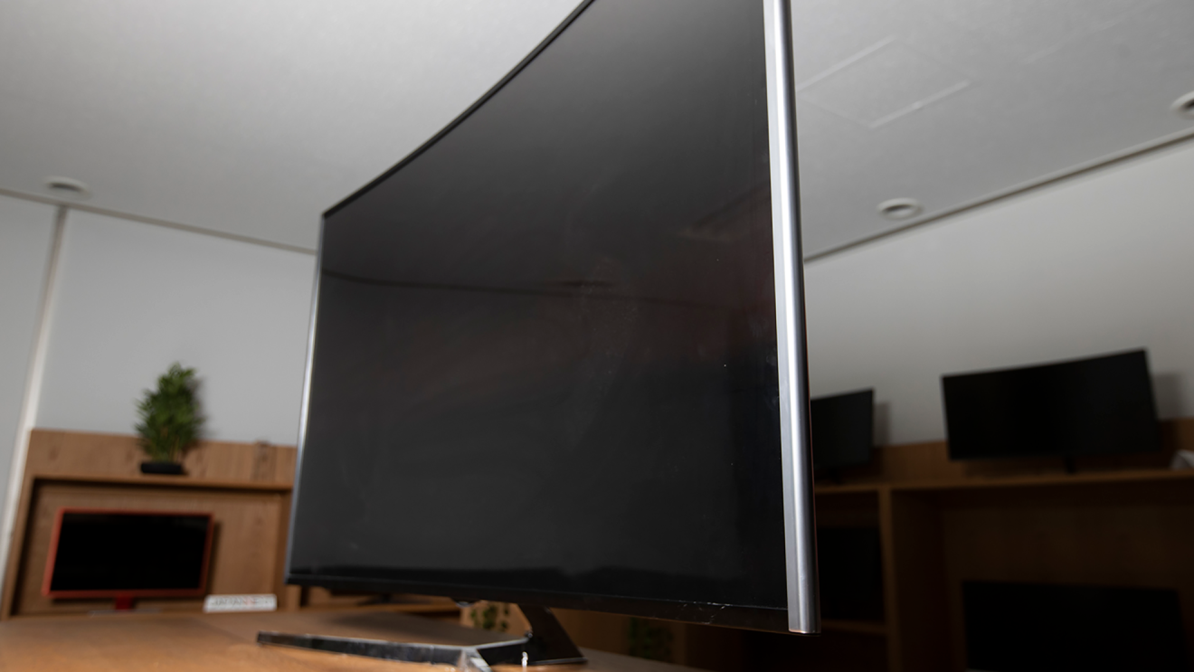 いろいろなモニターが飾られているなか、ひときわ大きな大型モニターの写真。画面がやわらかなカーブを描いている。