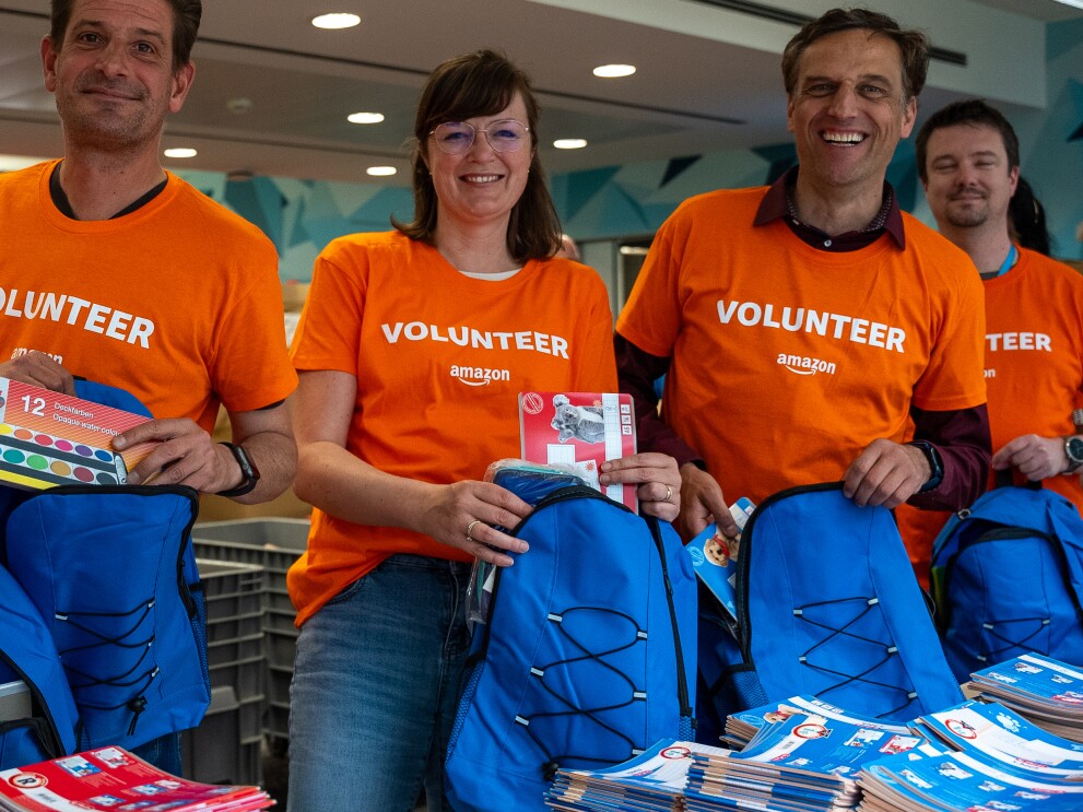 Rocco Bräuniger, Country Manager Amazon.de, und Dr. Anna Rachlitz von „Children for a better World e.V.“ packten zusammen Rucksäcke für den Schulstart