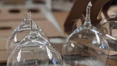 破碎的Lenox玻璃器皿的图像。