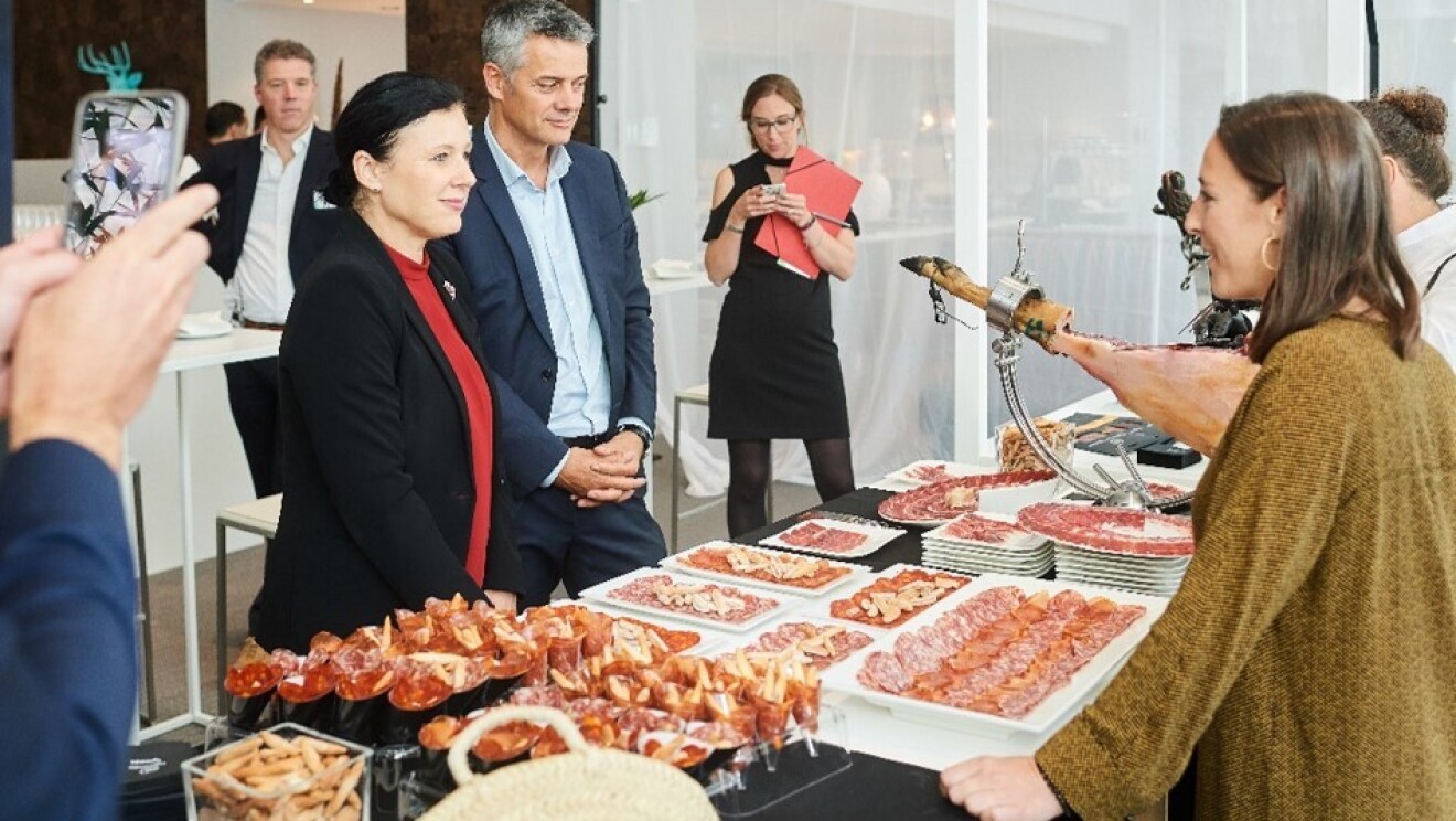 Věra Jourová and Frederic Duval speaking with small business owners' product exhibition at Amazon Academy Brussels.