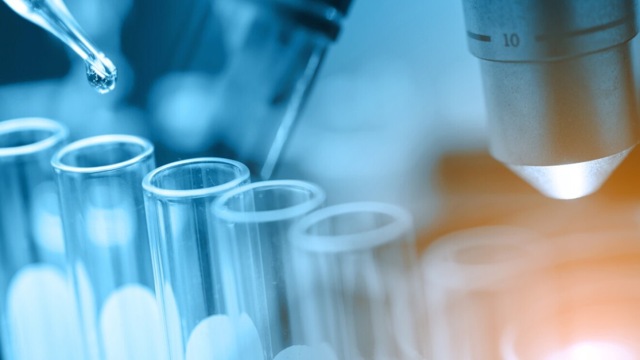 Primo piano di fialette di vetro in un laboratorio di ricerca