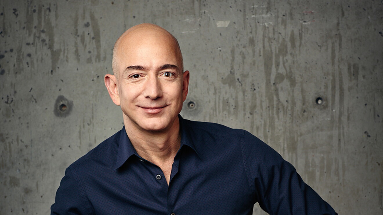 Una foto de Jeff Bezos mirando a la camera