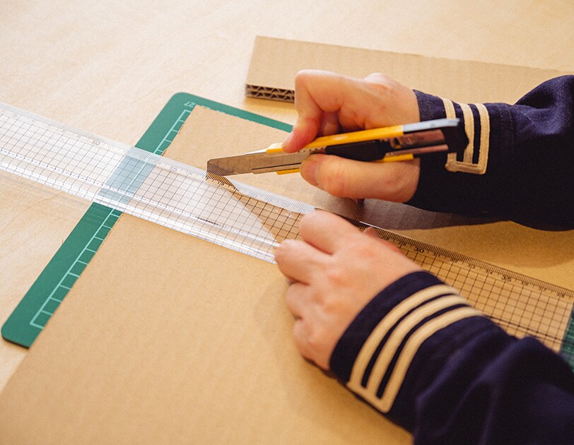 おうち時間に楽しもう。子どもと一緒に簡単ダンボール工作【ホッケーゲーム編】