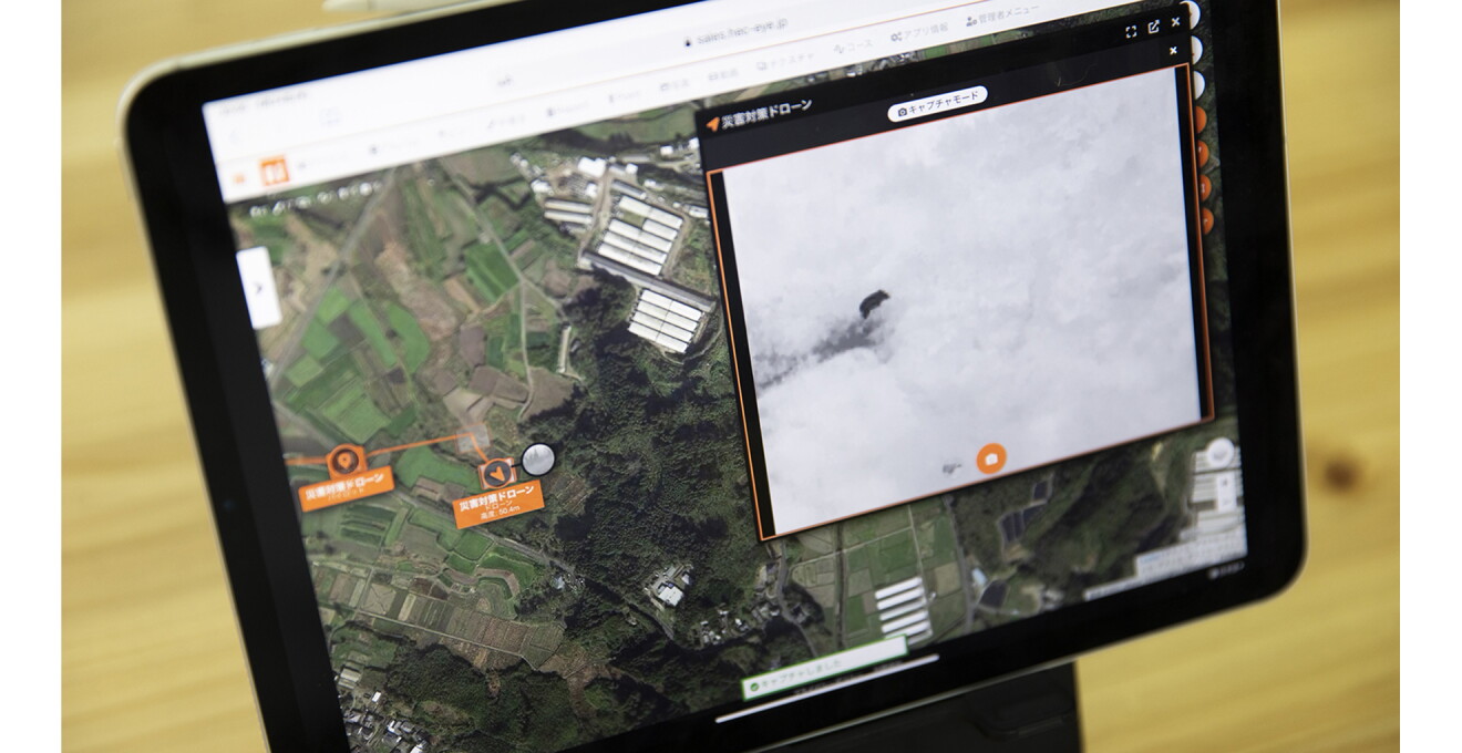 農業地帯にドローンの位置が示され、ドローンが撮影した鳥の映像をサブウィンドウで映している画面