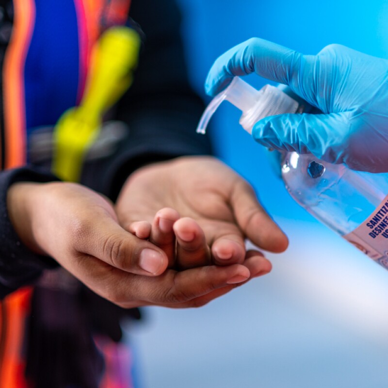 Mãos recebendo álcool em gel