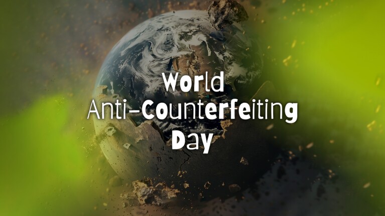 Logo zum Welttag der Fälschungsbekämpfung mit überlagertem Text auf dem Globus