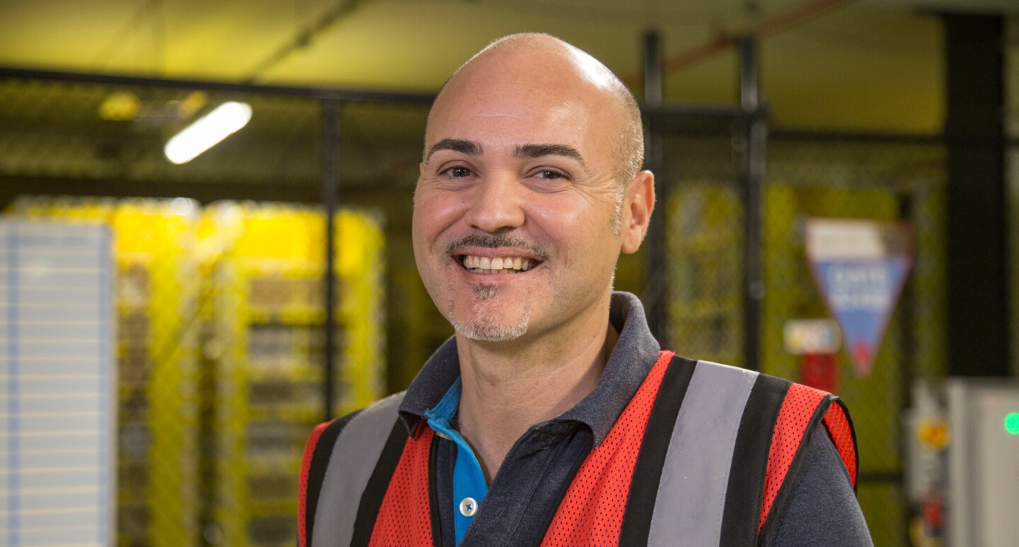Foto del sorriso di Salvatore Cirillo, RME Technician presso il Centro di Distribuzione Amazon di Passo Corese